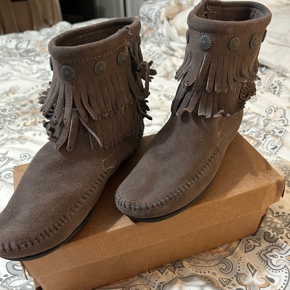 Minnetonka Side Zip Double Zip bootie GREY - Picture 1 of 5